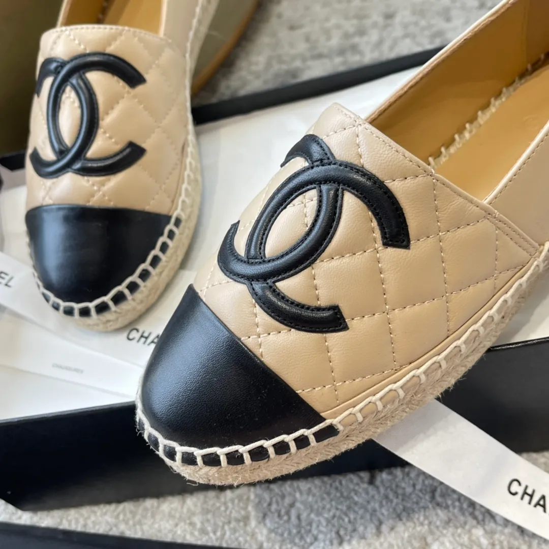 👟👟Ex-factory price 440👟👟 Chanel’s full range of classic fisherman shoes, the original version is reproduced with zero dead ends, and the details are exquisite and high-end‼ ️ 1️⃣Material: The upper/inner is made of first-layer sheepskin (the fabric is soft and becomes softer), and the vintage cloth is mixed with special materials... 2️⃣Natural hemp rope with a transparent vulcanized sole, which is wear-resistant and not easy to deglue and come off the sole, and the foot is absolutely comfortable... 3️⃣Original steel-stamped foot pads, cloth color matching, leather color matching, patent leather surface, rhombus surface, regular size 35-40 (34.41.42 customized)